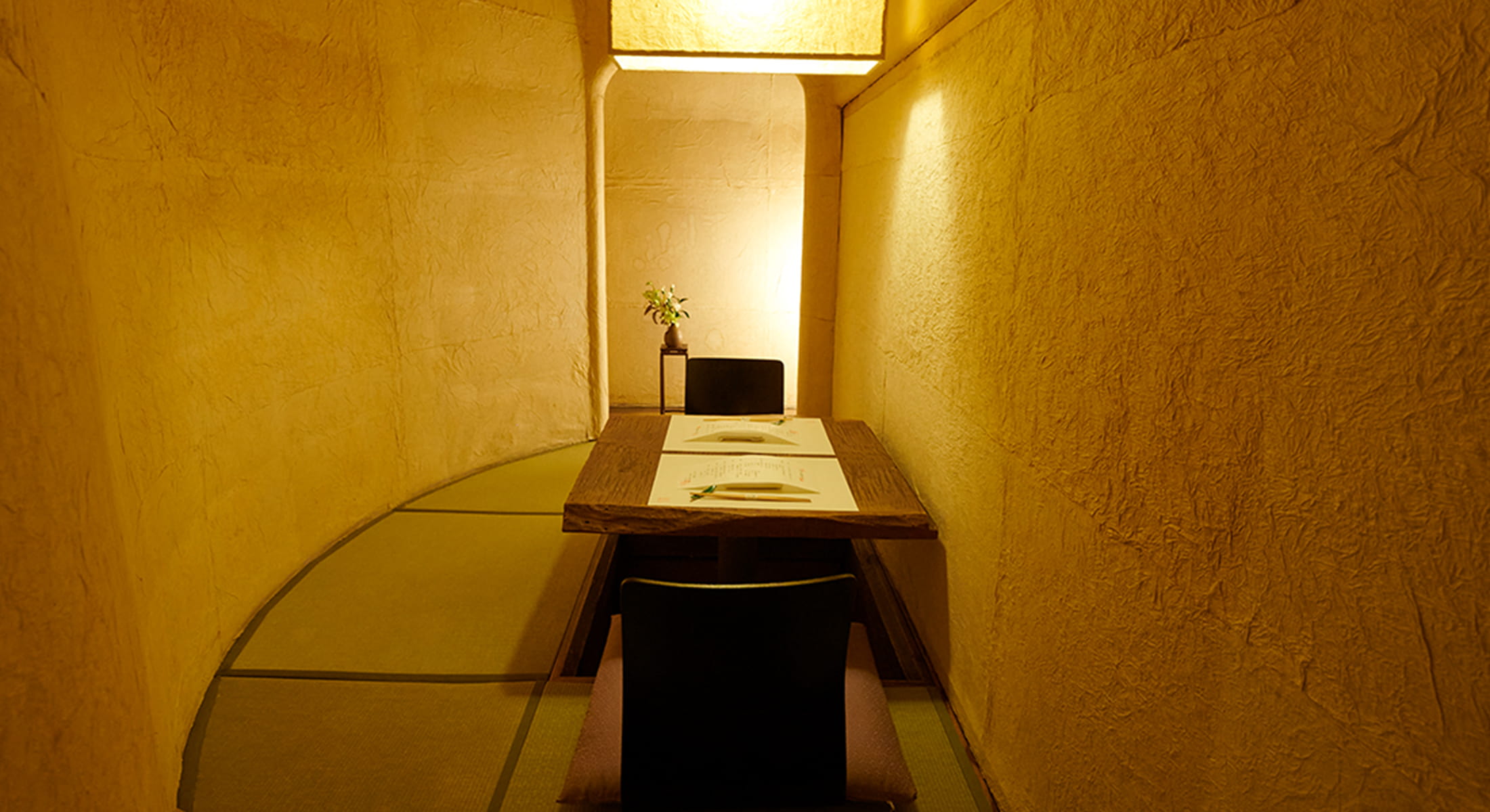 土壁と紙で作り上げられた赤坂の隠れ家的個室